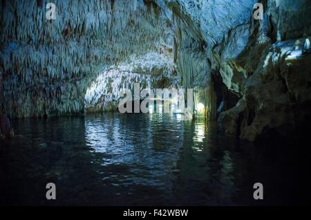 Le magnifiche e maestose grotte di Diros in Grecia. Una vista spettacolare di stalacites e stalagmiti che ha preso milioni di Foto Stock