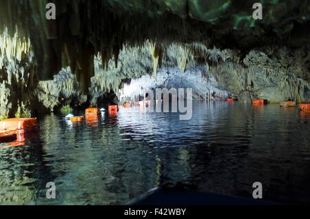 Le magnifiche e maestose grotte di Diros in Grecia. Una vista spettacolare di stalacites e stalagmiti che ha preso milioni di Foto Stock