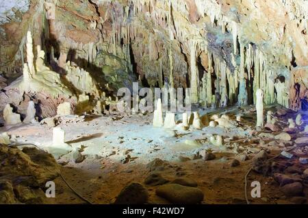 Le magnifiche e maestose grotte di Diros in Grecia. Una vista spettacolare di stalacites e stalagmiti che ha preso milioni di Foto Stock