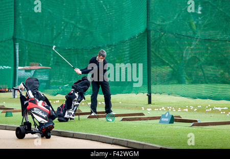Concentrazione in campo pratica da golf.Gleneagles Regno Unito Scozia Foto Stock