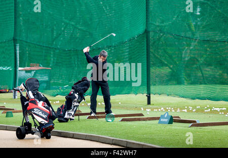 Concentrazione alla pratica di golf. Gleneagles Scozia Regno Unito Foto Stock