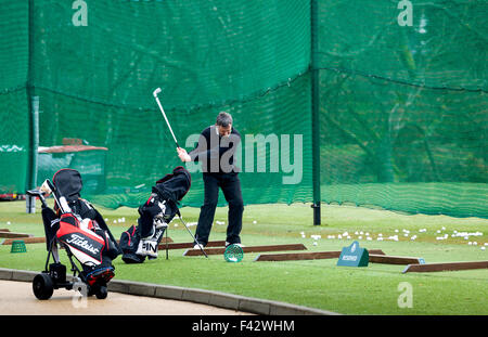 Concentrazione alla pratica di golf. Gleneagles Scozia Regno Unito Foto Stock