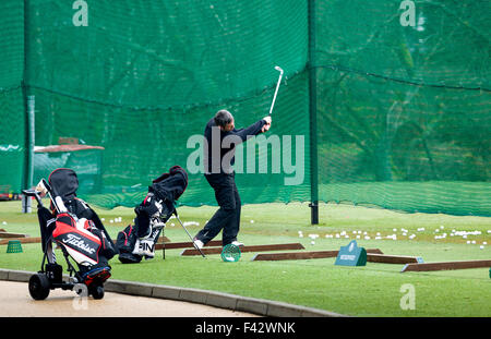 Concentrazione alla pratica di golf. Gleneagles Scozia Regno Unito Foto Stock