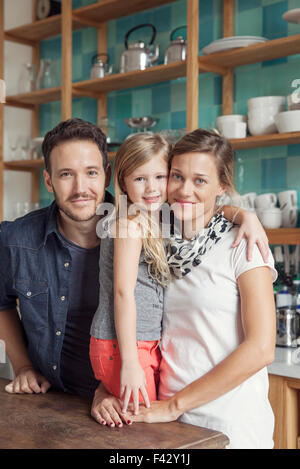 La famiglia a casa insieme in cucina, ritratto Foto Stock