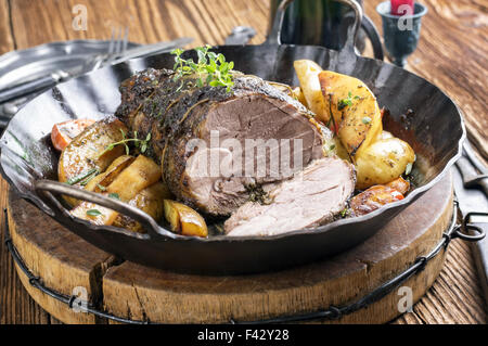 Arrosto di agnello in padella Foto Stock