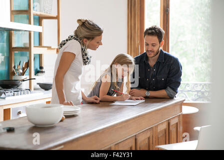 I genitori aiutare mia figlia con lezioni Foto Stock