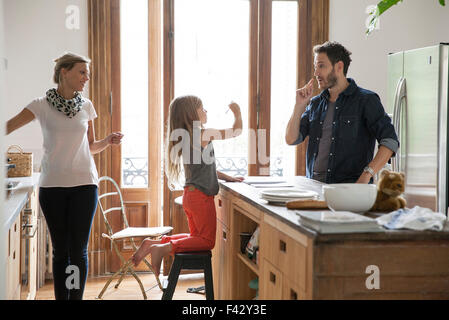 Famiglia insieme a casa in cucina Foto Stock