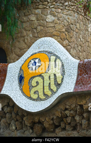 Piastrella ceramica mosaico placca nome all'entrata al Parco Guell di Gaudì Barcellona Catalonia Spagna ES Foto Stock