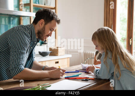 Padre e figlia disegno a casa Foto Stock