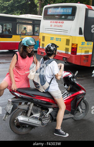 Due ragazza vietnamita amici di salire sul loro airblade Honda Scooter Moto ad Hanoi, capitale del Vietnam Foto Stock