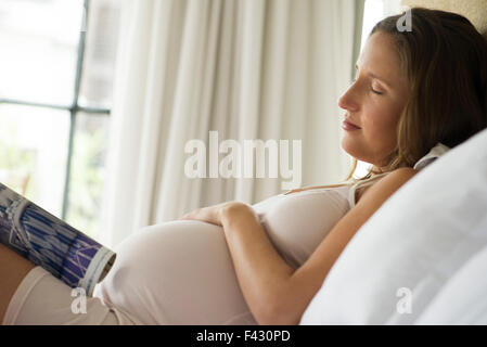 Donna incinta napping Foto Stock