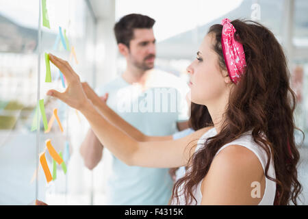 Il lavoro di squadra la lettura note sulla scheda chiara Foto Stock