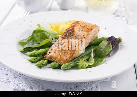 Salmone alla griglia con asparagi verdi Foto Stock