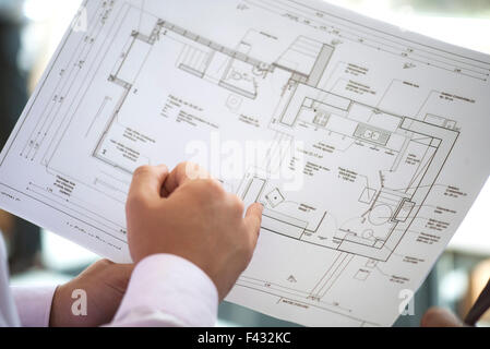 Imprenditore azienda blueprint, close-up Foto Stock