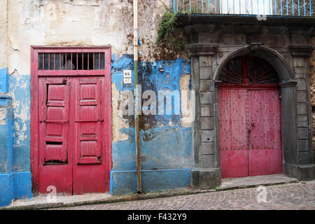 Rosso di due porte in legno. Foto Stock