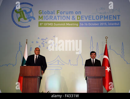 Istanbul, Turchia. Xiv oct, 2015. Primo ministro bulgaro Boyko Borisov (L) e il Primo Ministro turco Ahmet Davutoglu partecipare ad una conferenza stampa congiunta in Istanbul, Turchia, dal 14 ottobre, 2015. La Turchia e la Bulgaria il mercoledì si sono impegnati a rafforzare la cooperazione sui capitoli siriano crisi di rifugiati. © Egli Canling/Xinhua/Alamy Live News Foto Stock