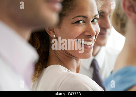 Imprenditrice sorridente sulla spalla, ritratto Foto Stock