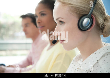 Telemarketers al lavoro in call center Foto Stock