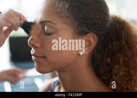 L'applicazione di polvere per il viso Foto Stock