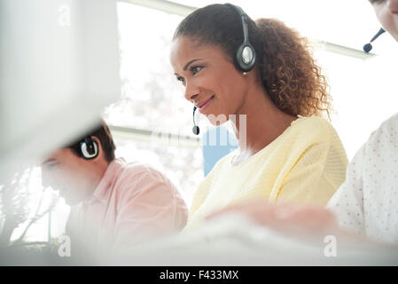 Gli operatori a lavorare in call center Foto Stock