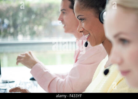 Telemarketers lavorando in call center Foto Stock