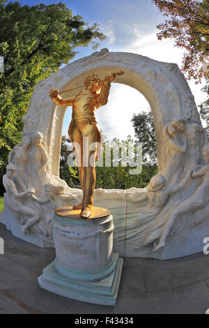 Magnifica statua di Johann Strauss Foto Stock