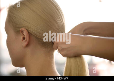 Donna con il suo stile di capelli Foto Stock