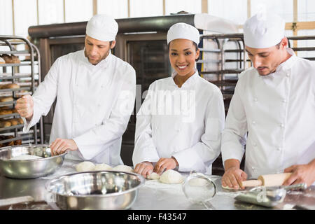 Team di fornai preparano PASTA Foto Stock