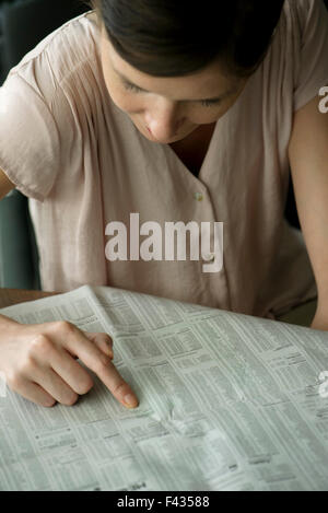 Donna lavoro di ricerca annunci Foto Stock