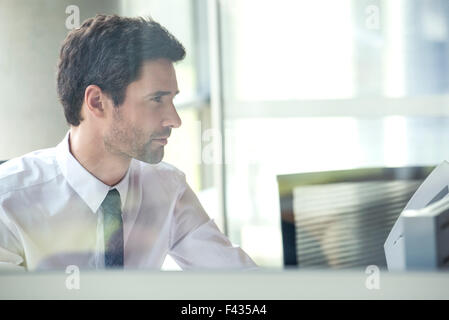 Lavoratore di ufficio al lavoro nell'armadio elettrico Foto Stock