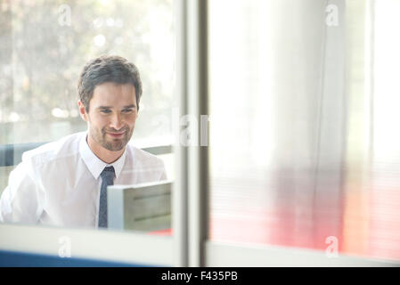 Lavoratore di ufficio al lavoro in ufficio Foto Stock