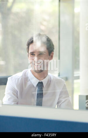 Lavoratore di ufficio al lavoro nell'armadio elettrico Foto Stock