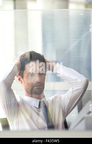 Lavoratore di ufficio rilassante in ufficio Foto Stock