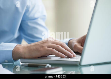 Uomo che utilizza il computer portatile Foto Stock