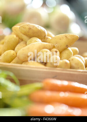 Le patate e le carote in esposizione al mercato agricolo Foto Stock