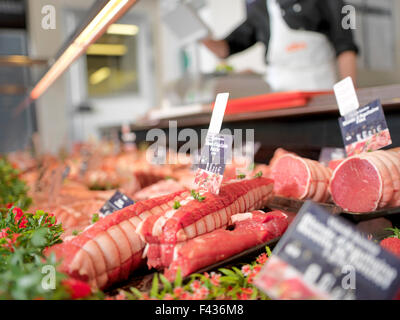 Carne fresca in una vetrina in un negozio nel quartiere Strip District a  Pittsburgh, Pennsylvania, USA Foto stock - Alamy