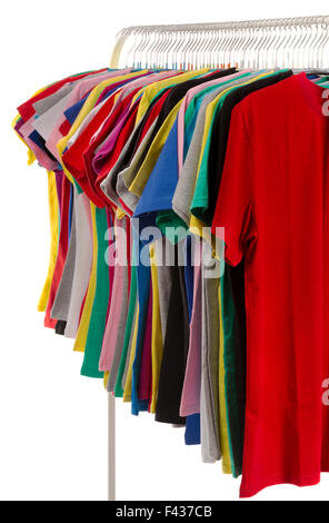 Magliette colorate su appendiabiti in una fila. Foto Stock