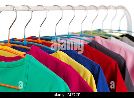 Magliette colorate su appendiabiti Foto Stock