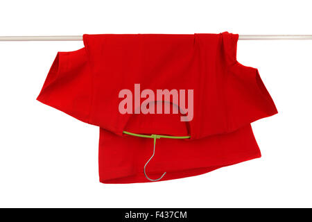 T-shirt rossa sulla stampella. Foto Stock