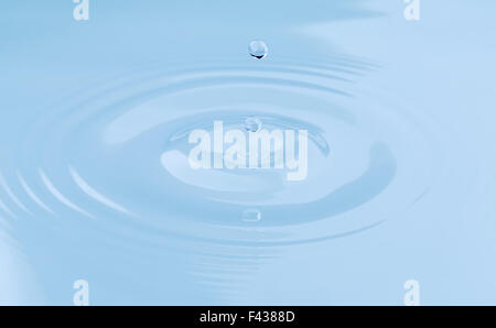 Goccia di acqua cade Foto Stock