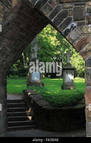 Eingang vom Ehrenmal am Lohtor fuer die Opfer der beiden Weltkriege zum Lohtor-Friedhof in Recklinghausen, Ruhrgebiet, Renania settentrionale-Vestfalia Foto Stock