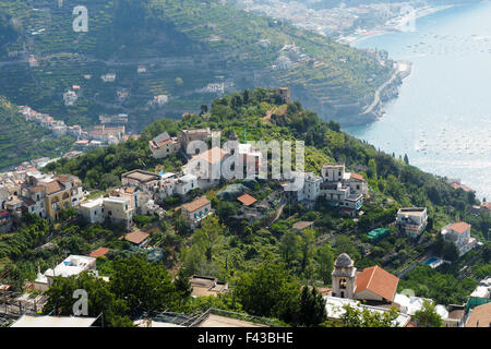 Le abitazioni sulle colline terrazzate lungo il litorale della Costa Amalfitana. Foto Stock