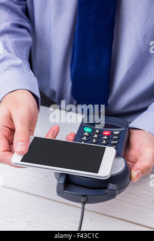 L'uomo utilizza lo smartphone per esprimere pay Foto Stock
