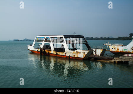 Il Koh Chang dal molo del traghetto e dal traghetto per Koh Chang island in Trat, Thailandia Foto Stock