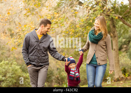 Sorridente giovane famiglia camminare insieme Foto Stock