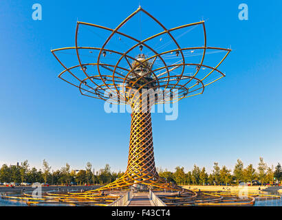 Milano, Italia - 30 agosto 2015: Albero della vita, icona dell'Expo 2015, l'edificio simboleggia il concetto di energia per alimentare il piano Foto Stock