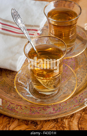 Bagno turco apple tè una dolce aromatizzato apple bevande servite in tè turco bicchieri Foto Stock