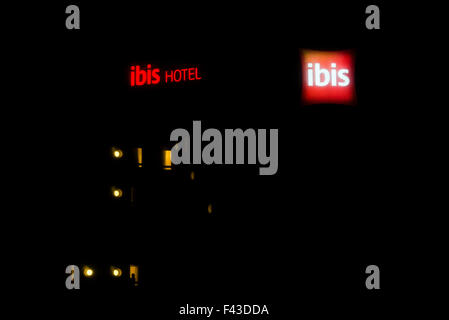 Il logo del Ibis hotel di notte Foto Stock