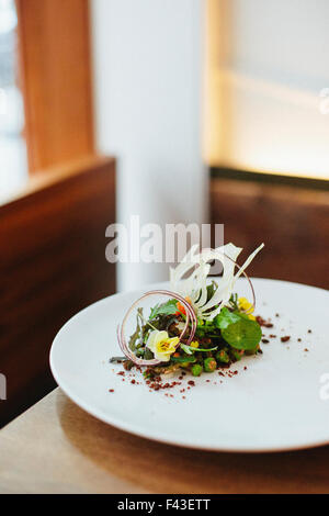 Close up di un presentata elegantemente piatto di cibo in un ristorante della città. Foto Stock
