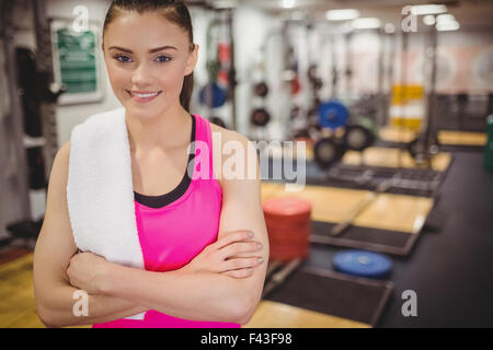 Montare donna sorridente in telecamera Foto Stock